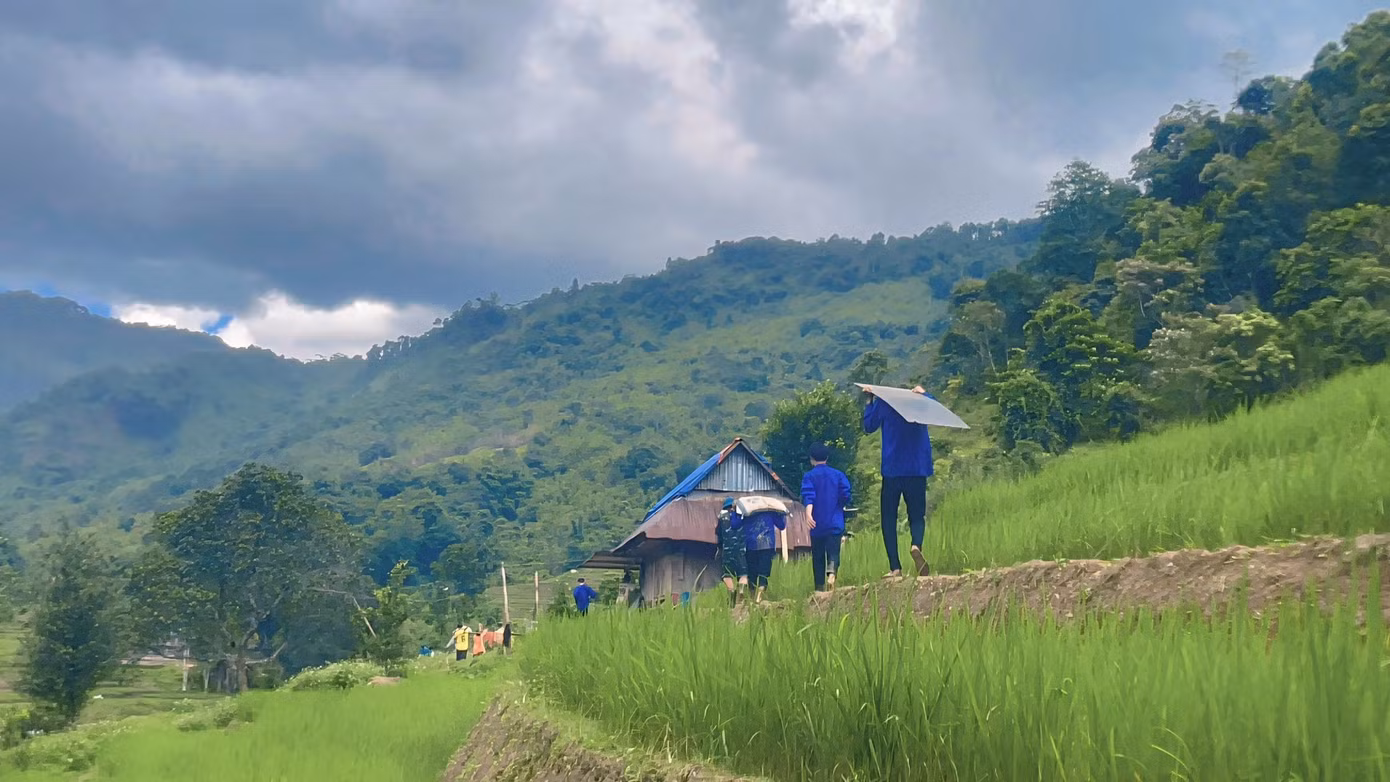 Hình ảnh “đoàn quân áo xanh” miệt mài giữa đồi núi trùng điệp khiến nhiều người xúc động.