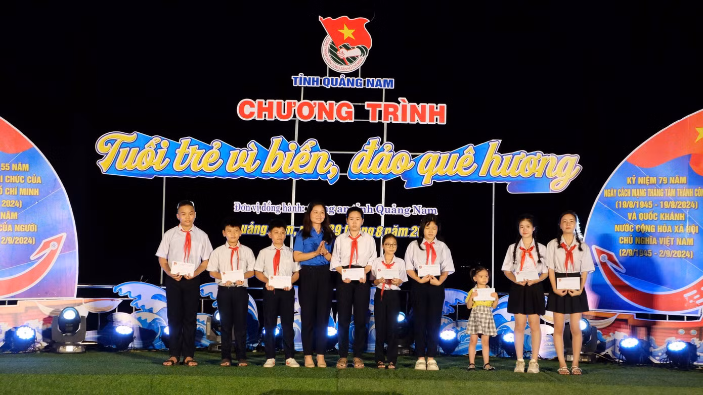 Chương trình Tuổi trẻ vì biển đảo quê hương trao tặng nhiều phần quà ý nghĩa cho người dân xã đảo.
