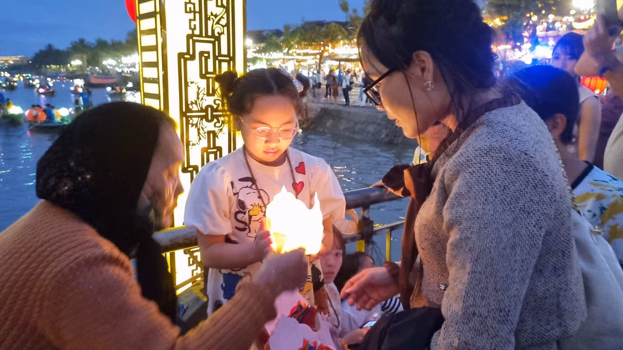 Du khách thích thú với các hoạt động, trải nghiệm tại phố cổ Hội An.