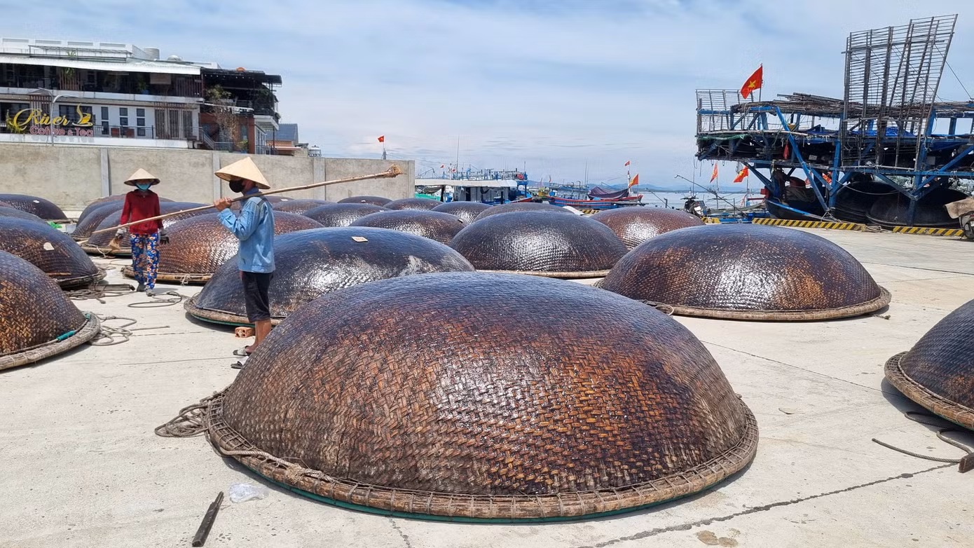 Chiếc thúng câu được quét dầu, kiểm tra kỹ trước khi trở lại vươn khơi đánh bắt.