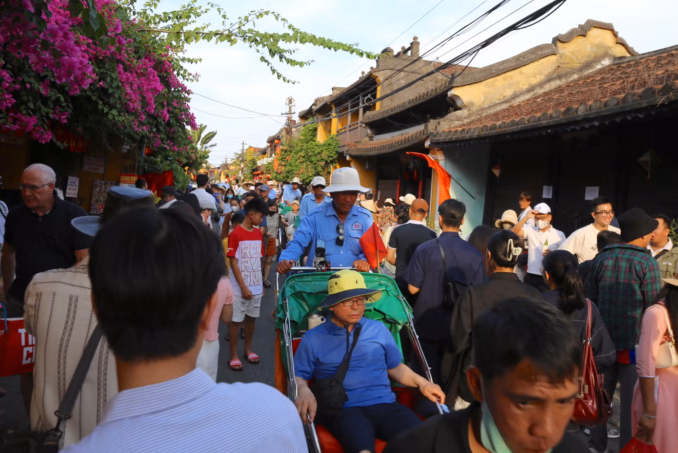 Dòng người đổ về Hội An mỗi lúc một đông. Ảnh: Hoài Văn