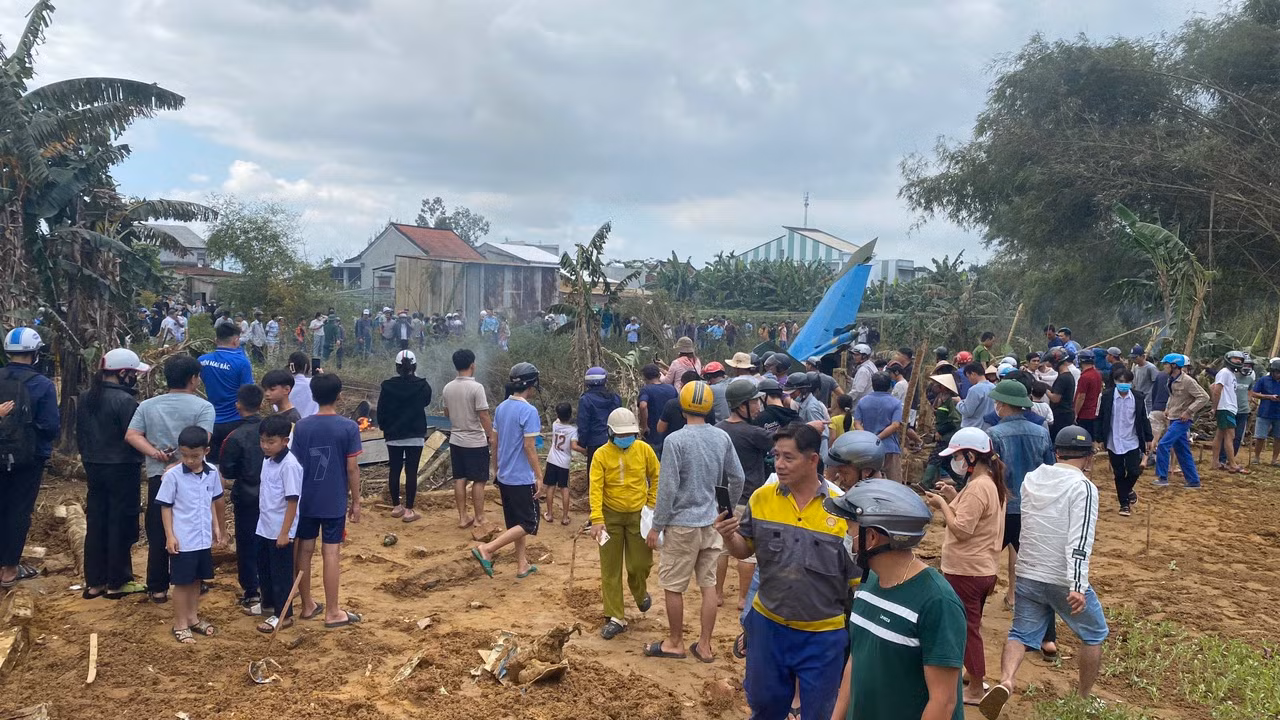 Người dân kéo về theo dõi hiện trường vụ việc.