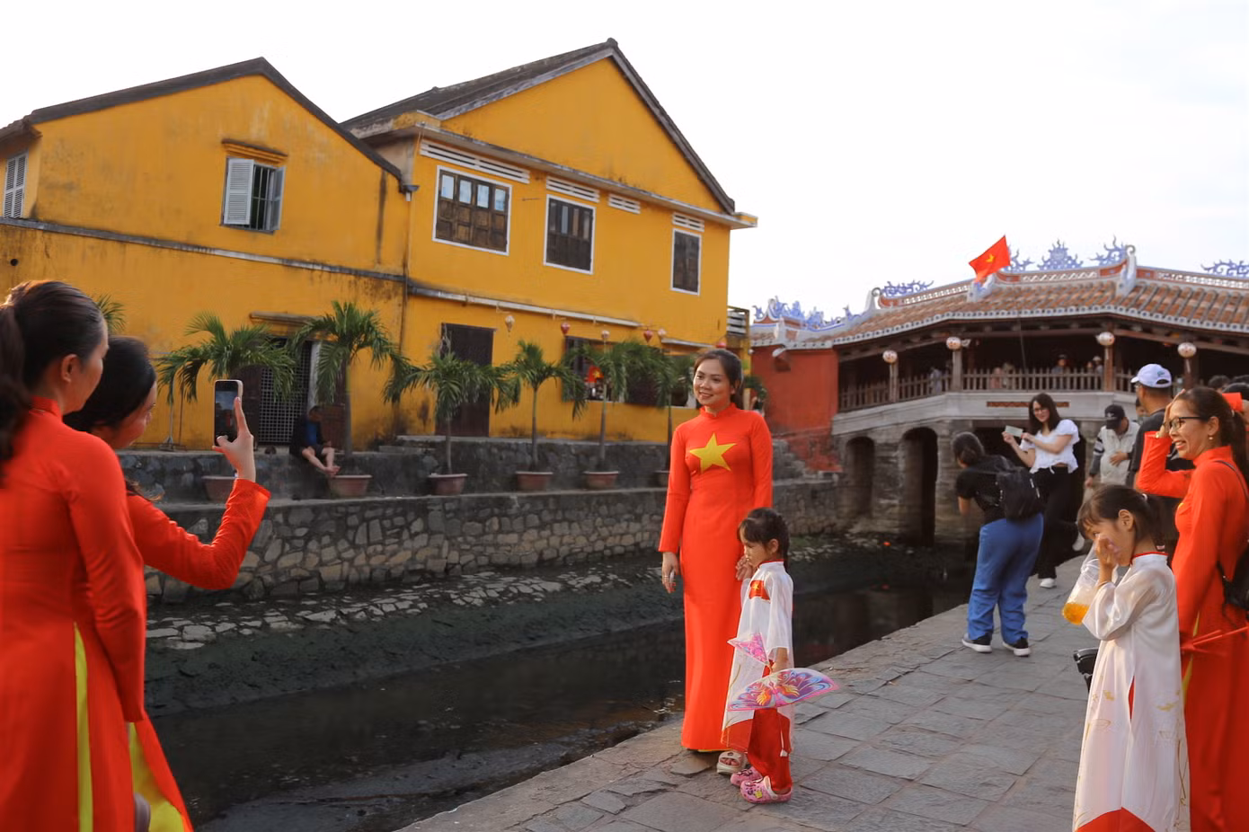 Các điểm tham quan như di tích Chùa Cầu, cầu An Hội ken dày du khách. Các tuyến đường Trần Phú, Bạch Đằng, Nguyễn Thái Học… có thời điểm rất đông, dòng người nhích từng chút. Ảnh: Hoài Văn