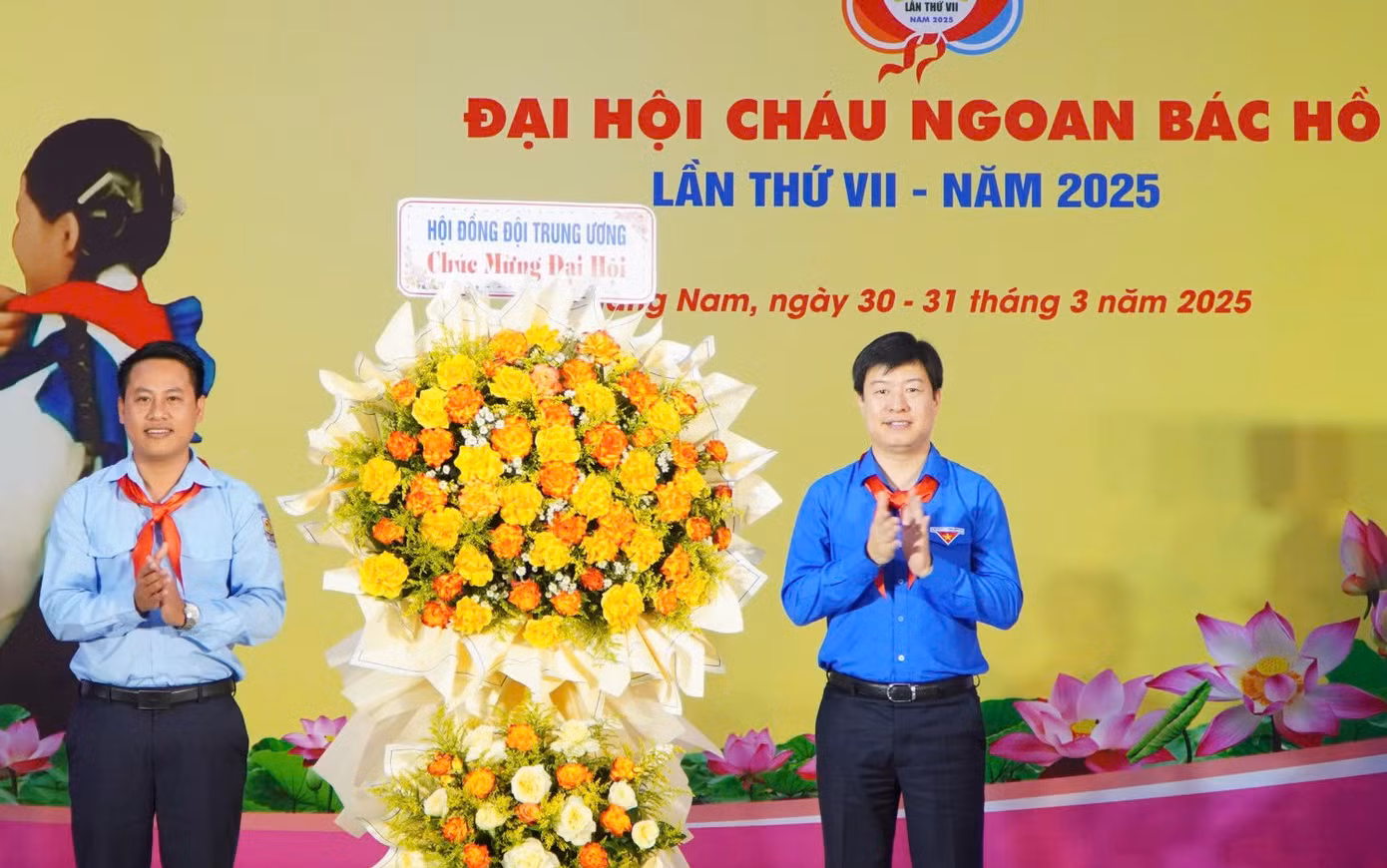 Hội đồng Đội Trung ương tặng hoa chúc mừng Đại hội.