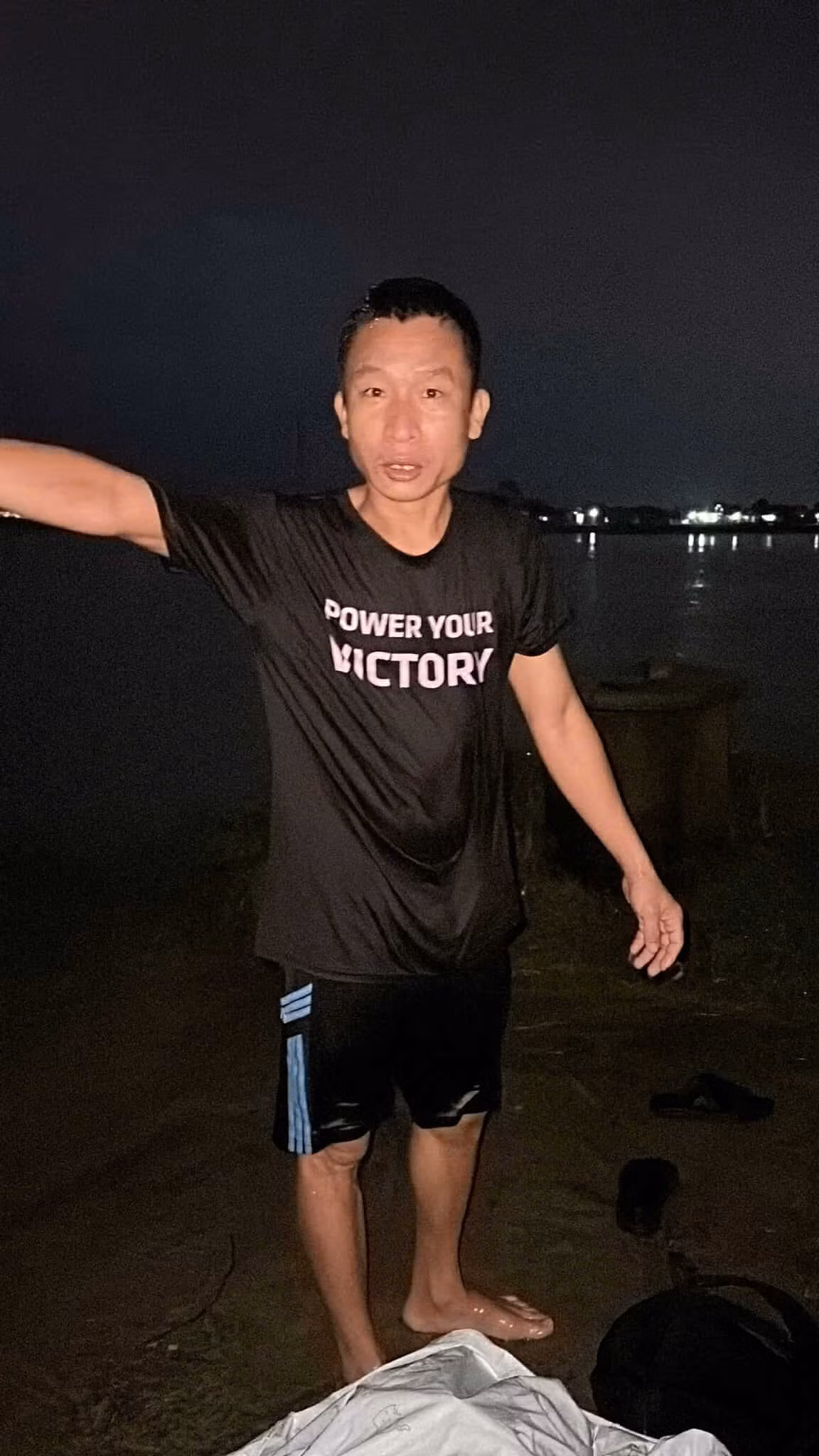 Anh Bùi Thanh Tài, người kịp thời cứu 3 em học sinh bị nước cuốn. Ảnh DX