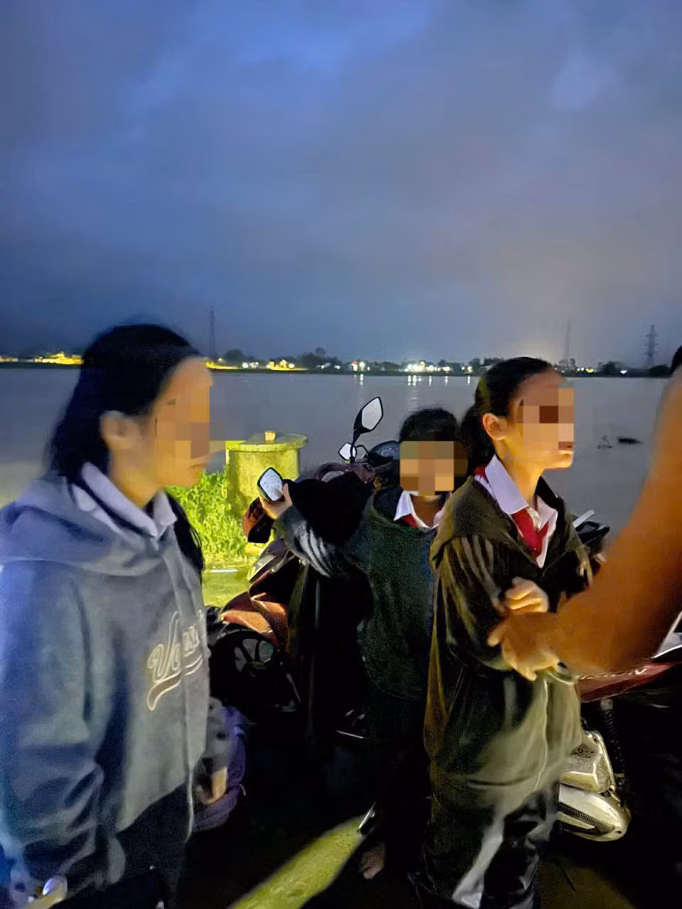 3 em học sinh may mắn được cứu sống.