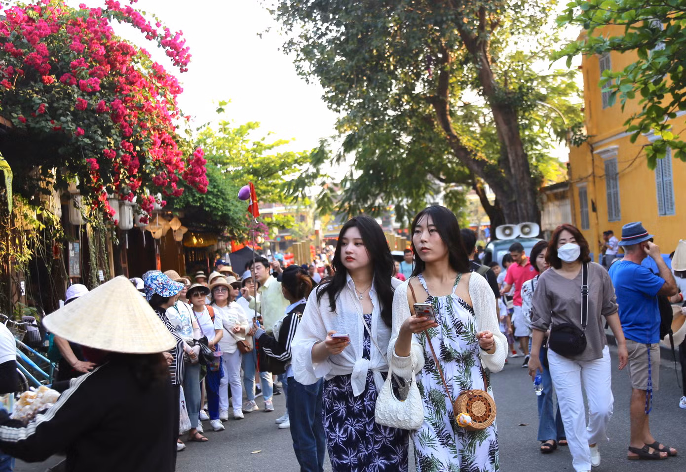 Những ngày này, rất đông du khách đến tham quan phố cổ Hội An.