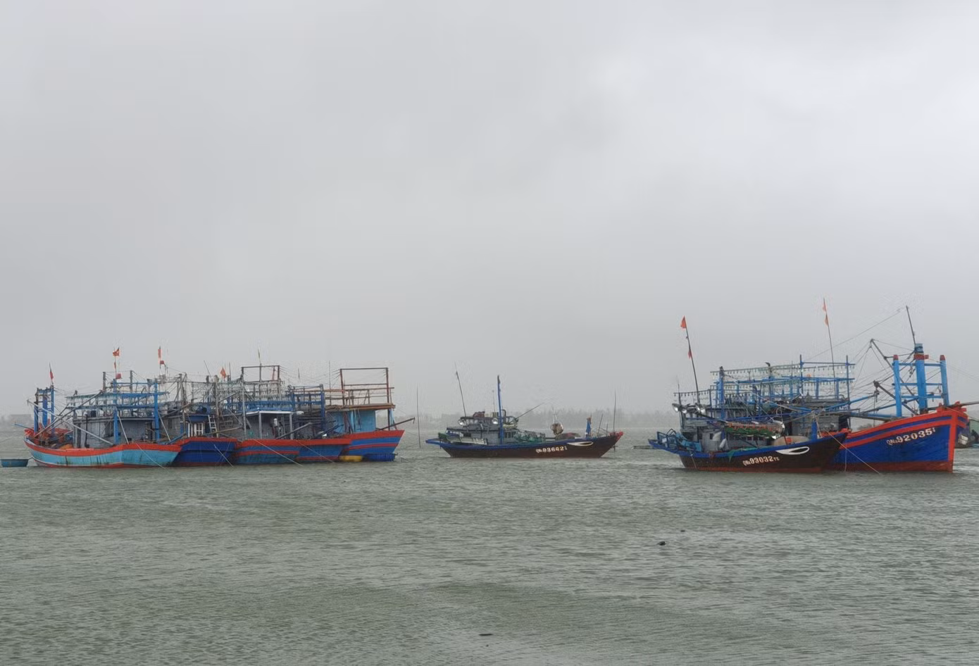Tàu thuyền khẩn trương về nơi neo đậu tránh trú