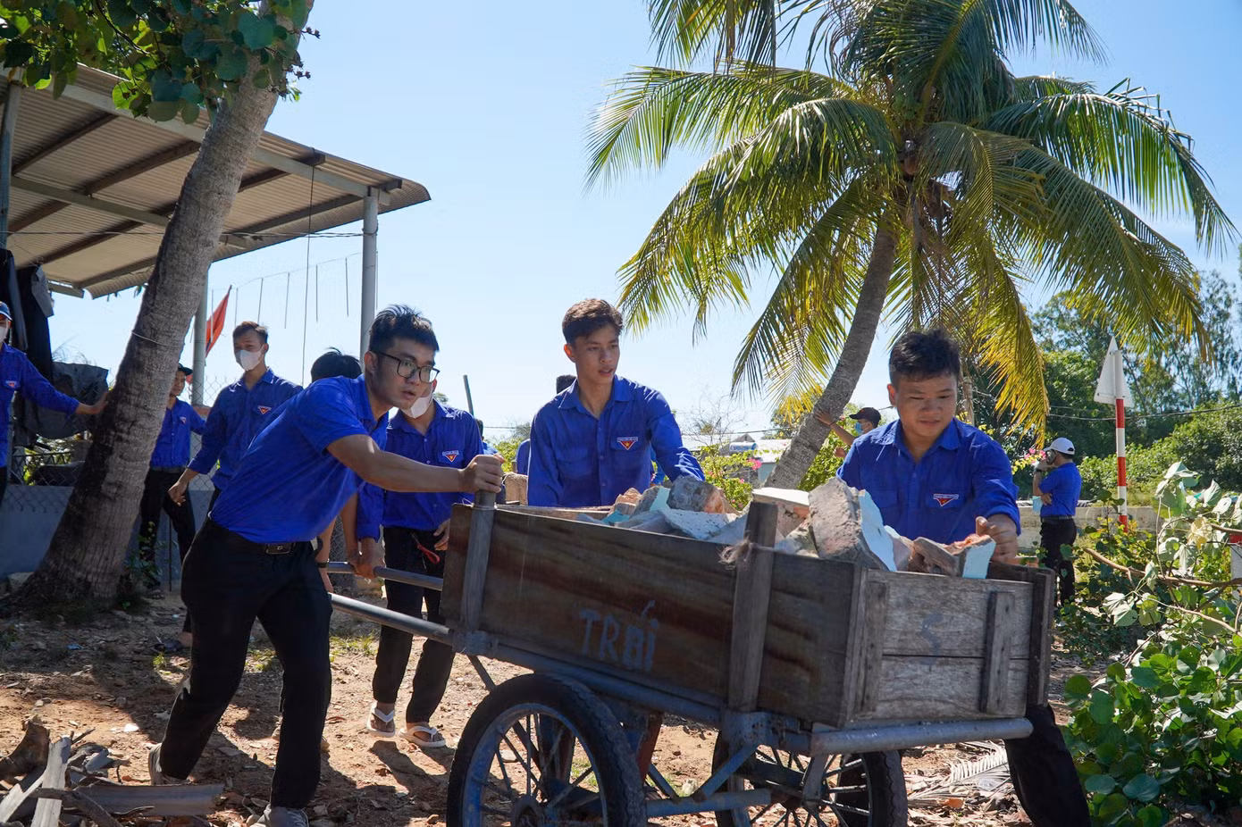 Loạt hoạt động tình nguyện tại xã đảo thu hút đông đảo ĐVTN tham gia.
