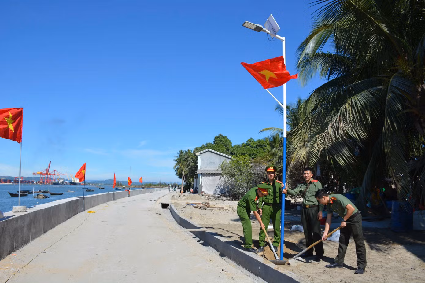 Loạt hoạt động tình nguyện tại xã đảo thu hút đông đảo ĐVTN tham gia.