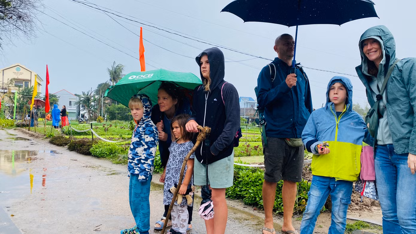 Nhiều du khách đội mưa dự lễ hội ở làng du lịch tốt nhất.