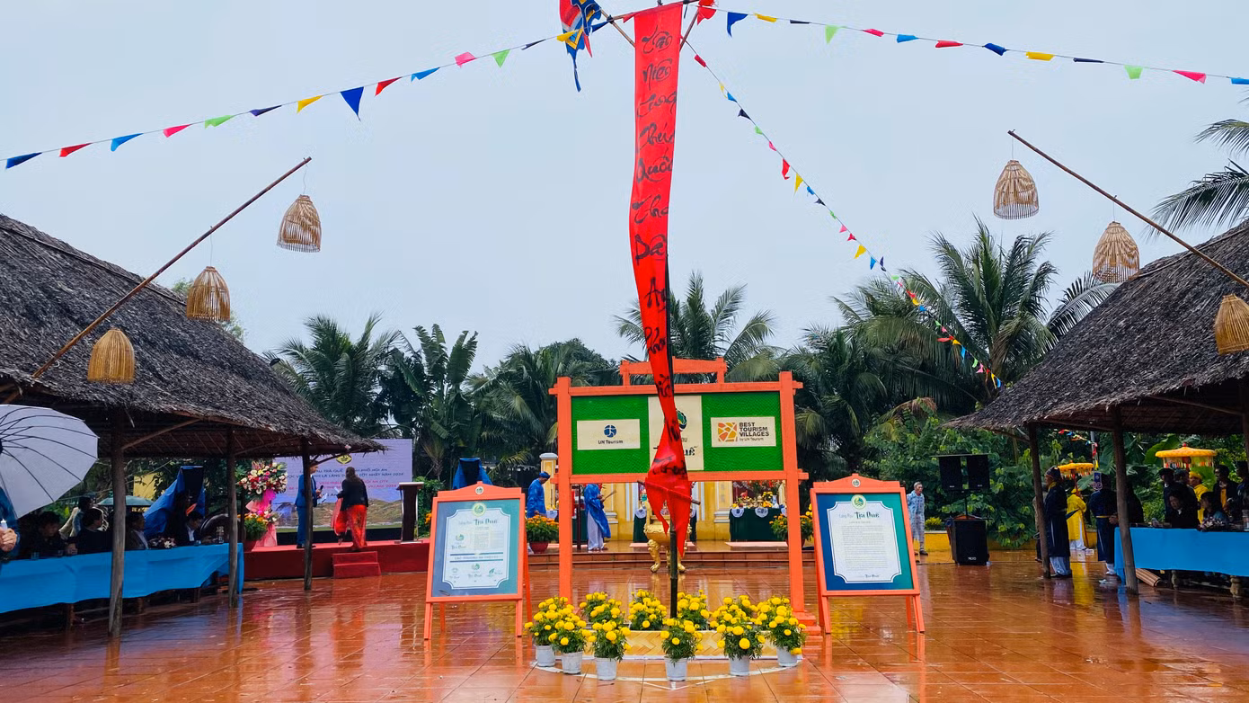 Trong khuôn khổ lễ hội, các nghi thức tâm linh được các bô lão trong làng chuẩn bị và thực hiện đúng theo phong tục xưa của làng. Từ việc dựng nêu vào ngày 24 tháng Chạp, nghinh thần về đàn cúng và cúng lễ túc vào mồng 6 tháng Giêng, tổ chức dâng lễ và cúng tế Thần Nông vào mồng 7 tháng Giêng; cho đến việc viết văn tế, chọn Chánh bái, Chánh bái tả - hữu phân hiến, đội khánh tiết, người đọc văn, người xướng tế... đều được chuẩn bị kỹ lưỡng và trang trọng.