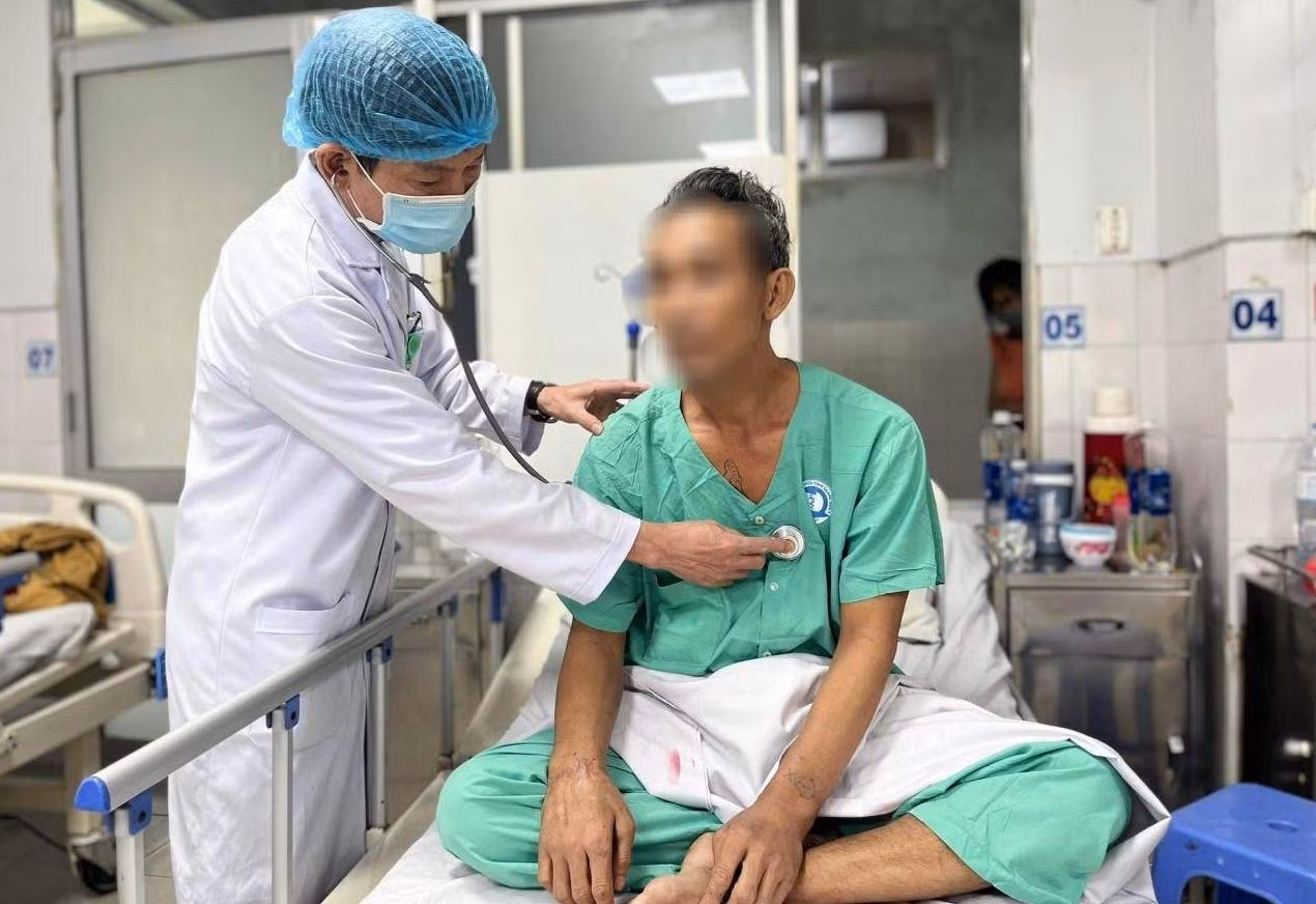 Bệnh nhân K. được cứu sống, nay đã có thể ngồi dậy trò chuyện. Ảnh X.H Bệnh nhân K. được cứu sống, nay đã có thể ngồi dậy trò chuyện. Ảnh X.H