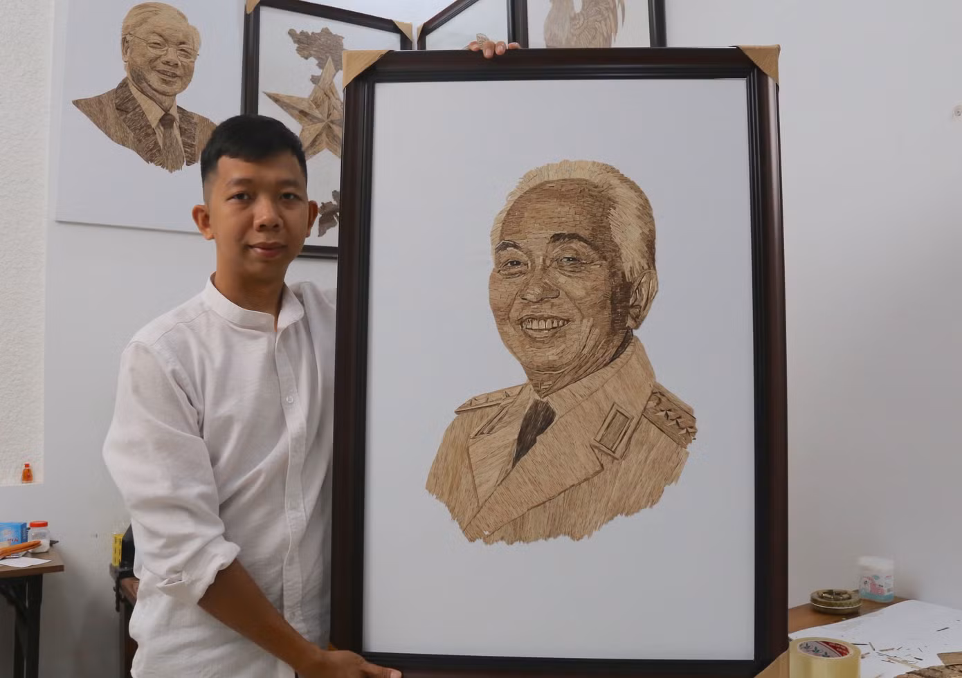 Lê Ngọc Đức bên bức tranh chân dung Đại tướng Võ Nguyên Giáp. Ảnh: Hoài Văn