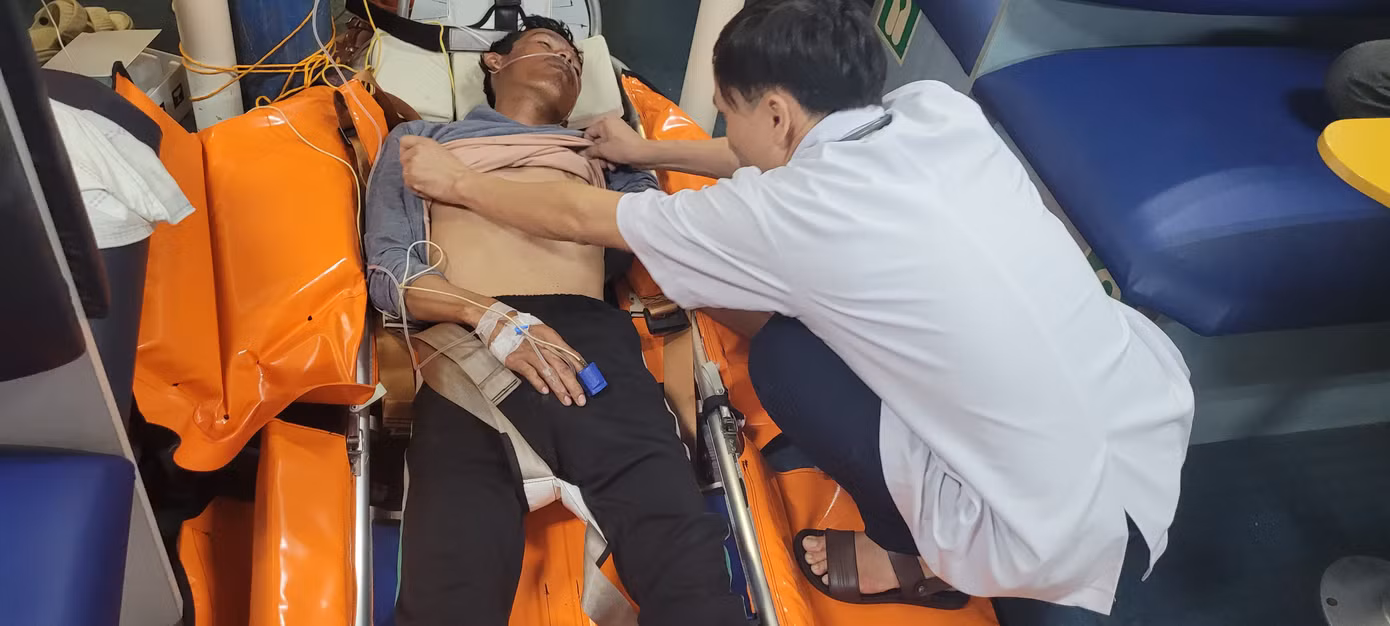 Tàu cứu nạn tiếp cận, khẩn trương đưa ngư dân Hoàng Minh Nhơn vào bờ, kịp thời cấp cứu. Ảnh: Danang MRCC