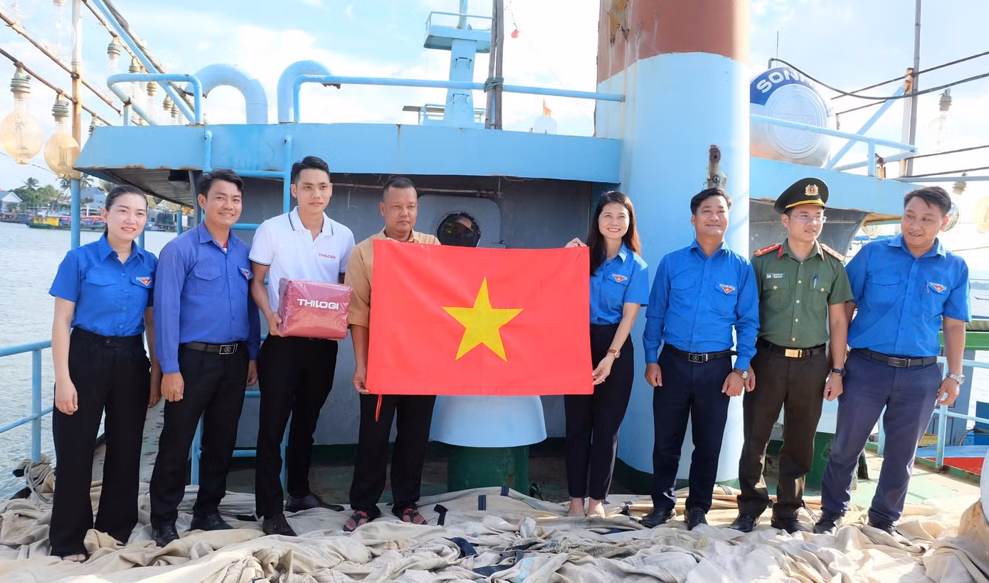 Trao tặng cờ Tổ quốc cho ngư dân.