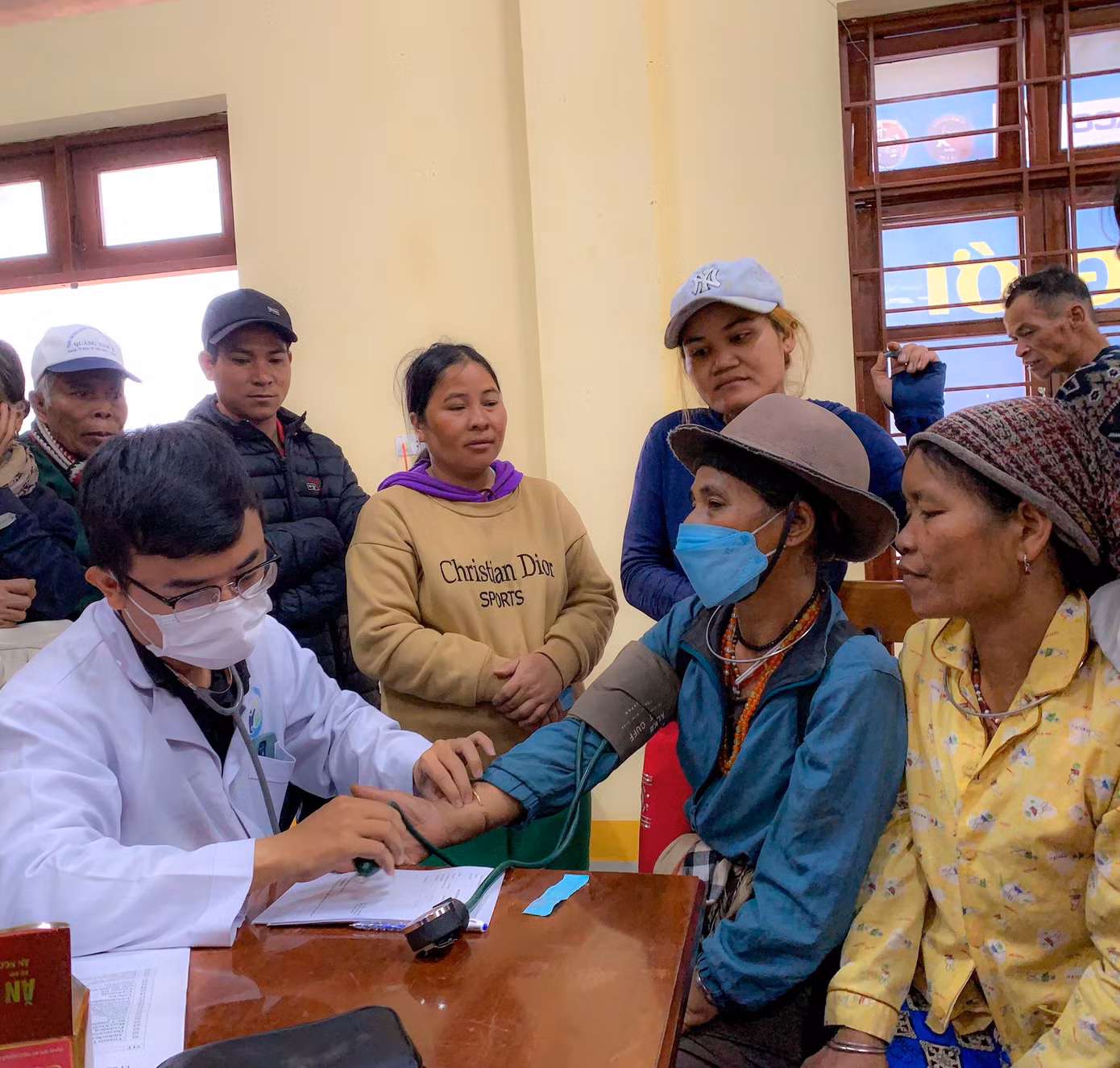 Khám bệnh, phát thuốc miễn phí cho bà con Chơ Chun.