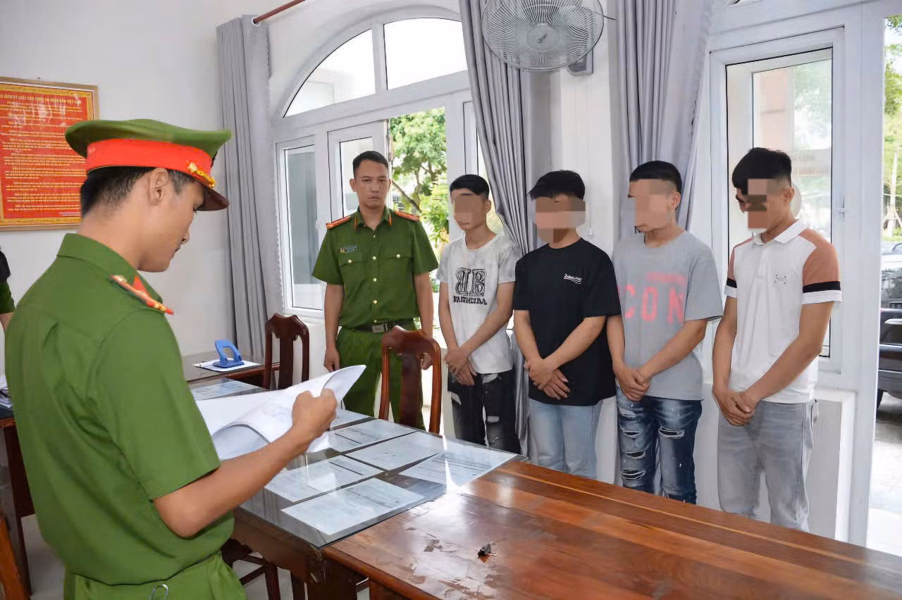CQĐT tống đạt quyết định khởi tố với nhóm đối tượng trung vụ án.