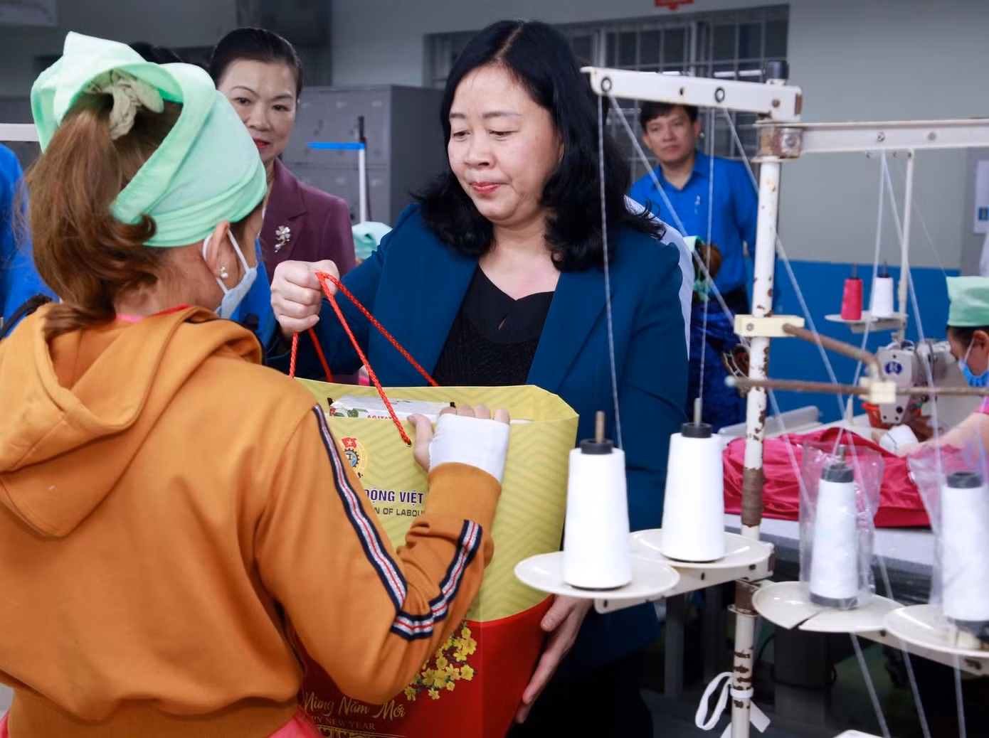 Bà Bùi Thị Minh Hoài tặng quà Tết cho công nhân KCN Tam Thăng, TP. Tam Kỳ, Quảng Nam.