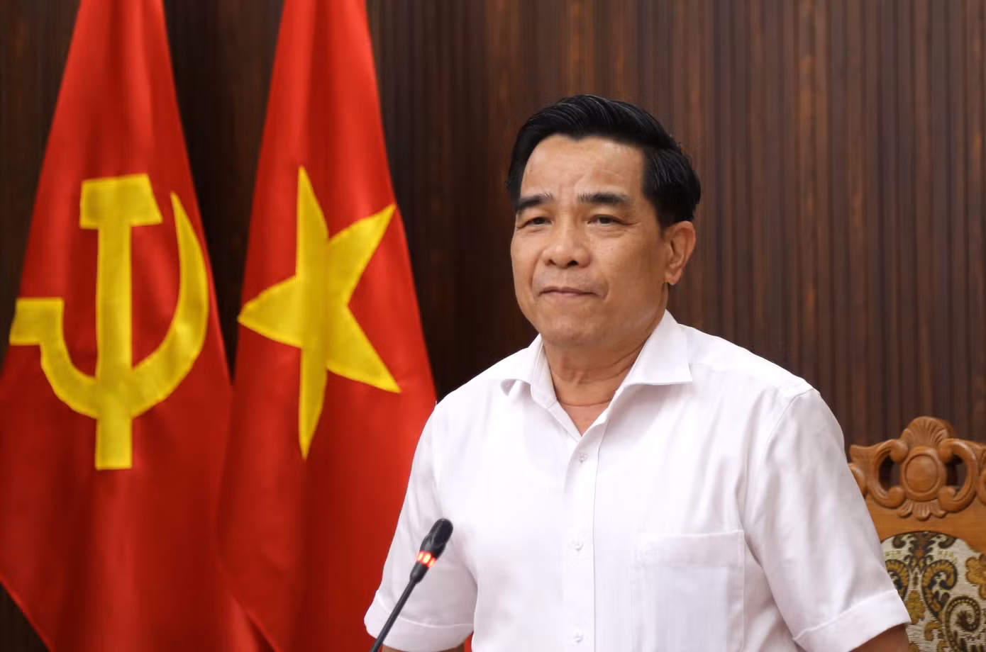 Chủ tịch UBND tỉnh Quảng Nam Lê Văn Dũng chia sẻ 'món quà quý giá' mà người dân dành tặng. Ảnh: Hoài Văn.