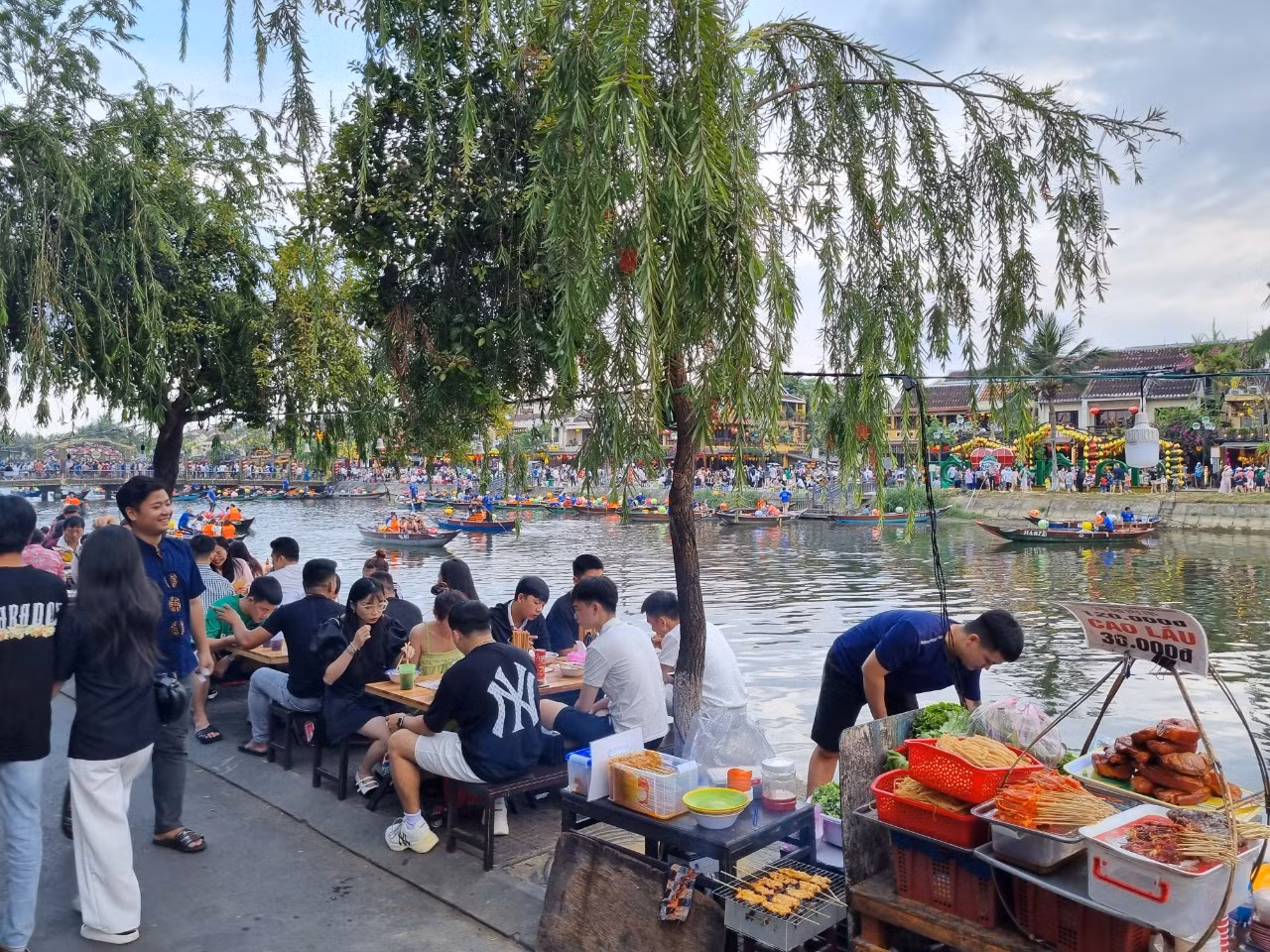 Ẩm thực phố Hội dọc sông Hoài hấp dẫn du khách.