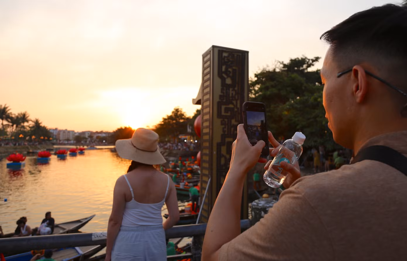 Lưu lại những bức hình đẹp cho chuyến tham quan phố cổ.