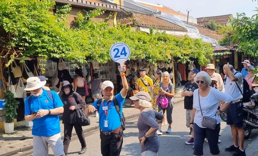 Du khách tham quan phố cổ Hội An. Ảnh: Hoài Văn