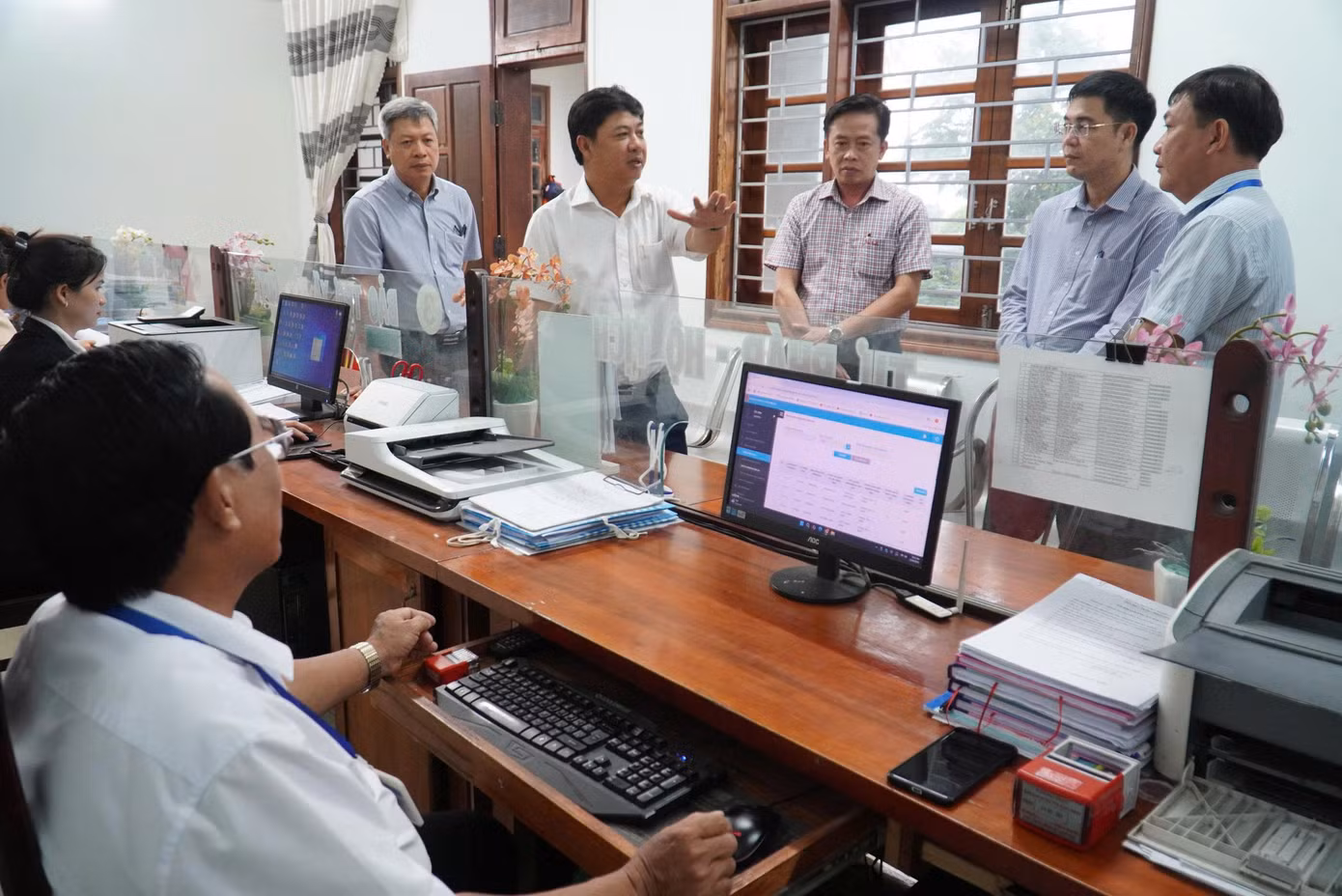 Ông Lương Nguyễn Minh Triết - Bí thư Tỉnh uỷ Quảng Nam kiểm tra các điều kiện chuẩn bị cho vận hành thí điểm mô hình chính quyền 2 cấp. Ảnh Văn Toàn