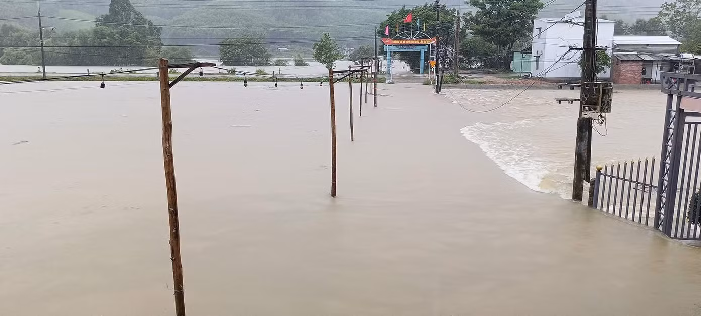 Người dân huyện Đại Lộc, Quảng Nam hối hả dọn đồ chạy lũ. Ảnh Đại Lộc