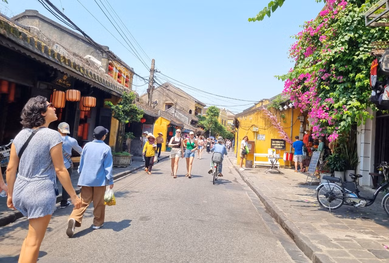 Du khách tham quan phố cổ Hội An.