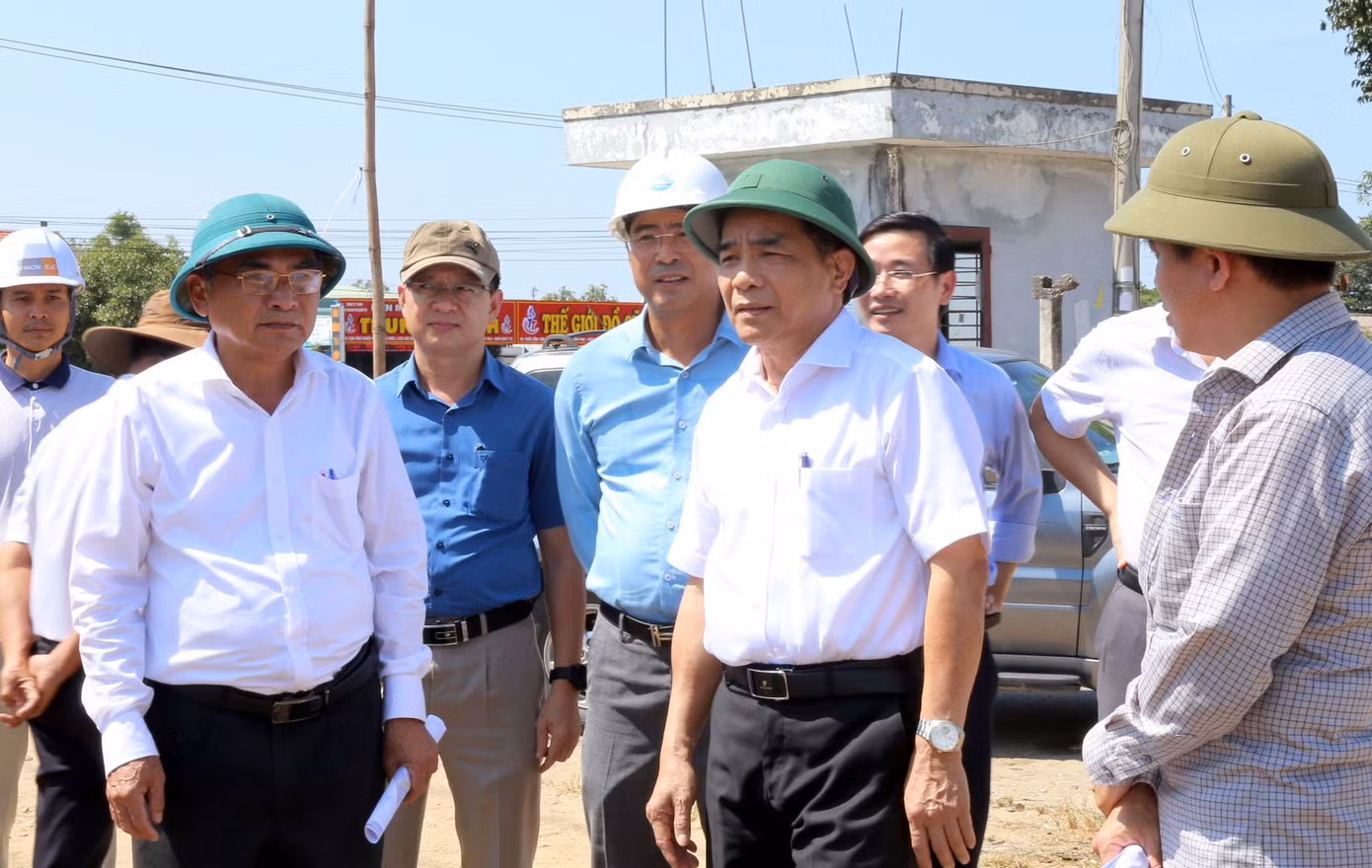 Chủ tịch UBND tỉnh Quảng Nam Lê Văn Dũng (thứ 2 từ phải sang) kiểm tra hiện trường tiến độ dự án trên địa bàn huyện Thăng Bình. Ảnh: Hoài Văn.