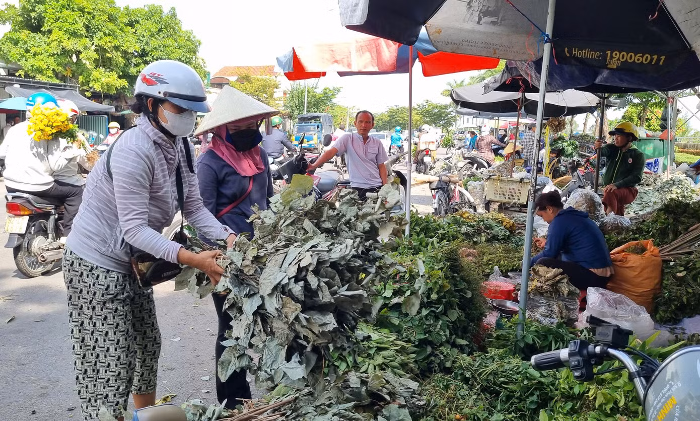 Những ngày cận Tết Đoan Ngọ (mùng 5/5 âm lịch), người dân xứ Quảng lại nhộn nhịp với phiên chợ độc đáo bày bán các loại "lá mùng 5".