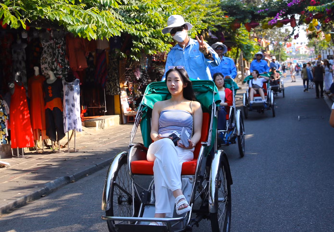 Du khách thích thú ngắm phố cổ trước khi trải nghiệm Hội An lung linh đèn lồng lúc về đêm. Theo giới lữ hành, đây là thời điểm thu hút đông khách quốc tế và nội địa. Nhiều người bày tỏ yêu mến vùng đất di sản này bởi cảnh đẹp và con người bản địa nhân tình thuần hậu.