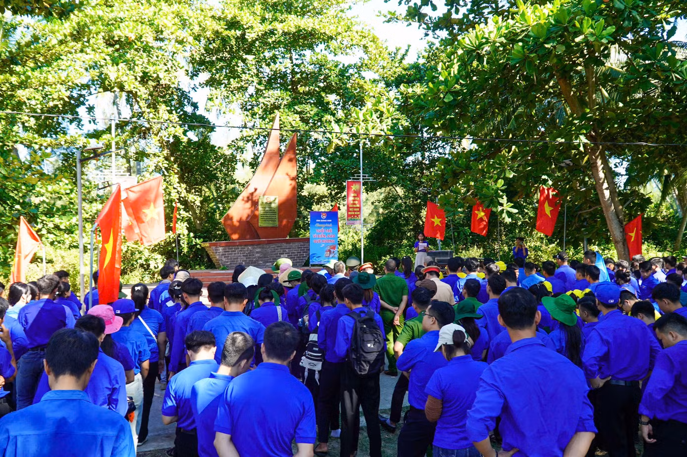 Ôn lại truyền thống Cách mạng.