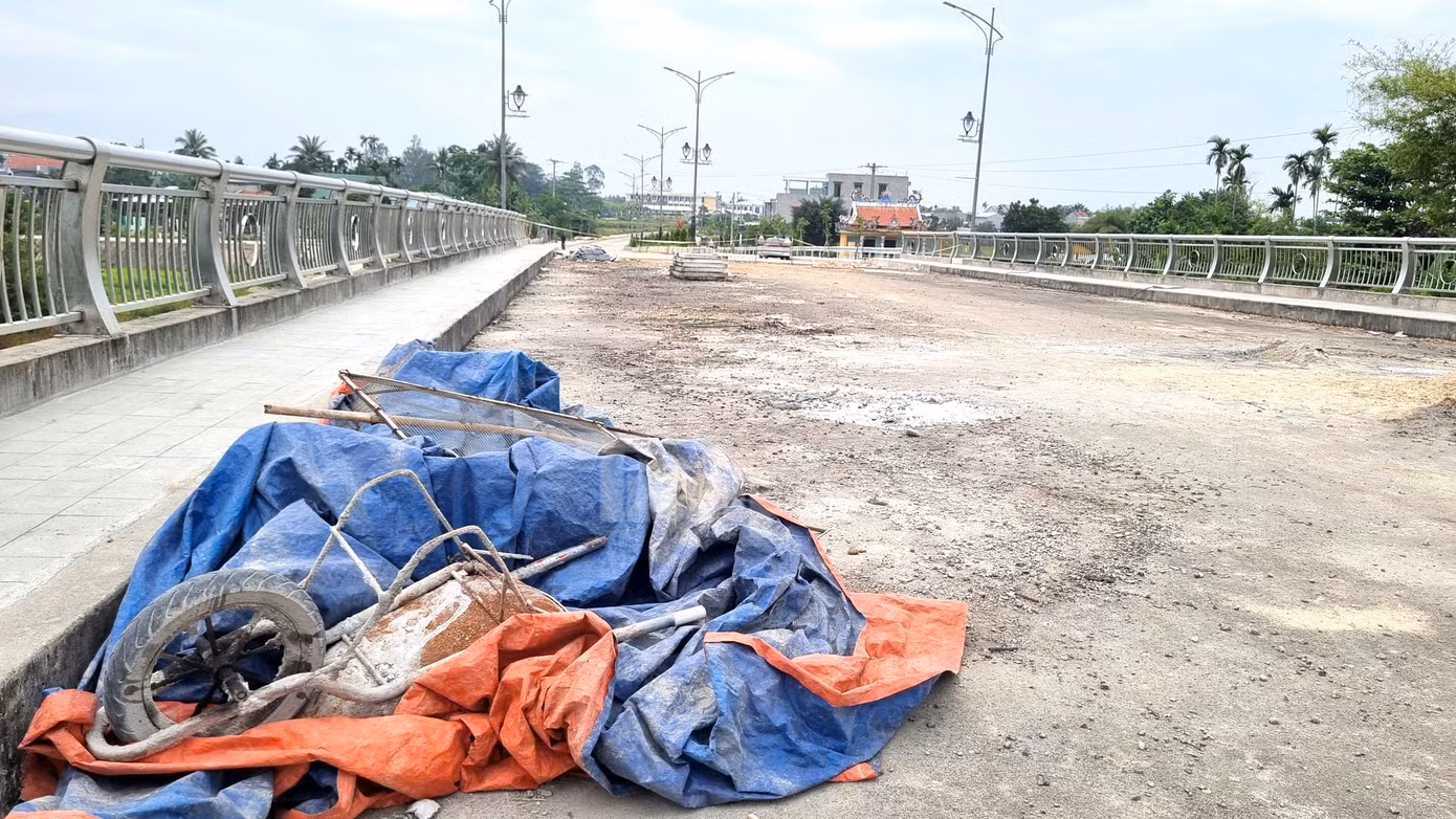 Vật liệu ngổn ngang trên công trình.