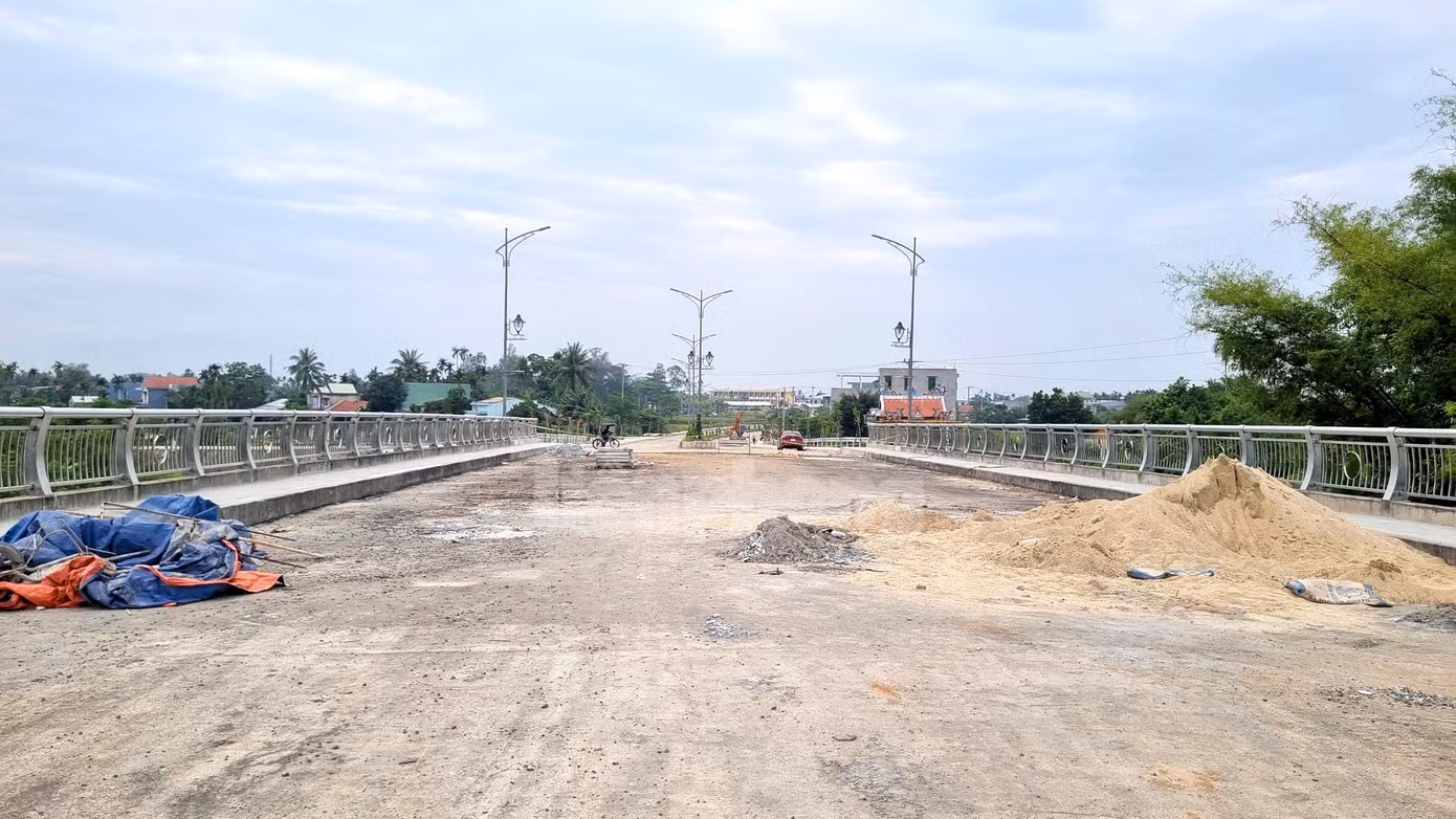 Vật liệu ngổn ngang trên công trình.