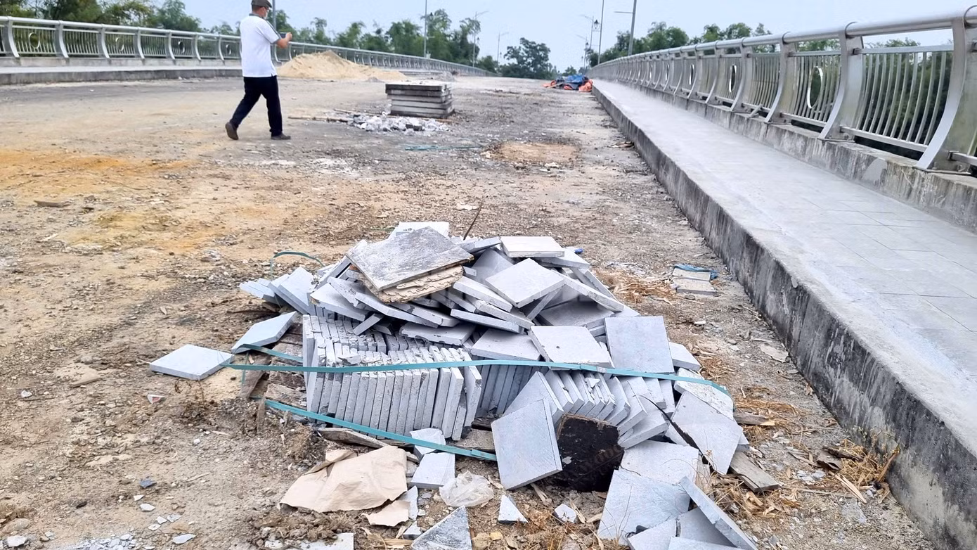 Vật liệu ngổn ngang trên công trình.