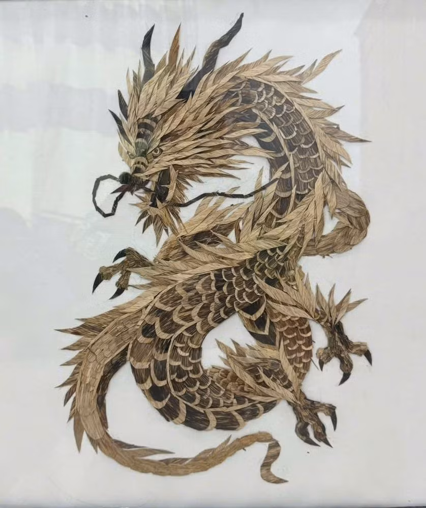 Những thớ trầm được dát mỏng, nhỏ, dùng keo gắn lên theo những phác thảo tranh trước đó.