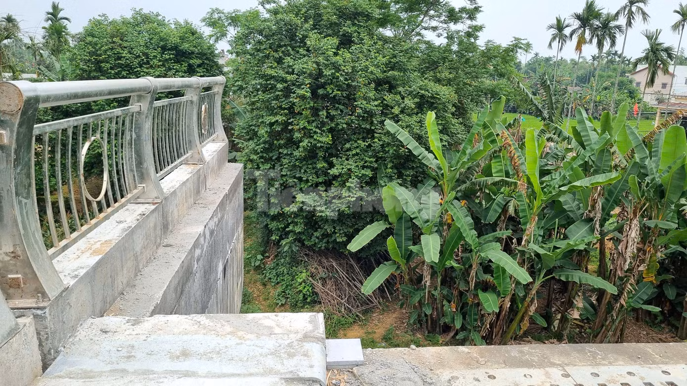 Theo ghi nhận, đến nay dự án cơ bản hoàn thiện, tạo nên hình hài cây cầu nối hai xã Điện An và Điện Minh. Dù vậy, phía đầu cầu xã Điện Minh không có đường dẫn nên công trình này chưa hẹn ngày thông xe đưa vào sử dụng.