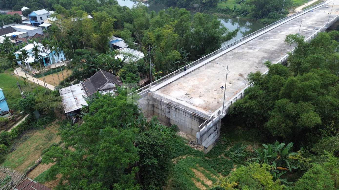 Theo ghi nhận, đến nay dự án cơ bản hoàn thiện, tạo nên hình hài cây cầu nối hai xã Điện An và Điện Minh. Dù vậy, phía đầu cầu xã Điện Minh không có đường dẫn nên công trình này chưa hẹn ngày thông xe đưa vào sử dụng.