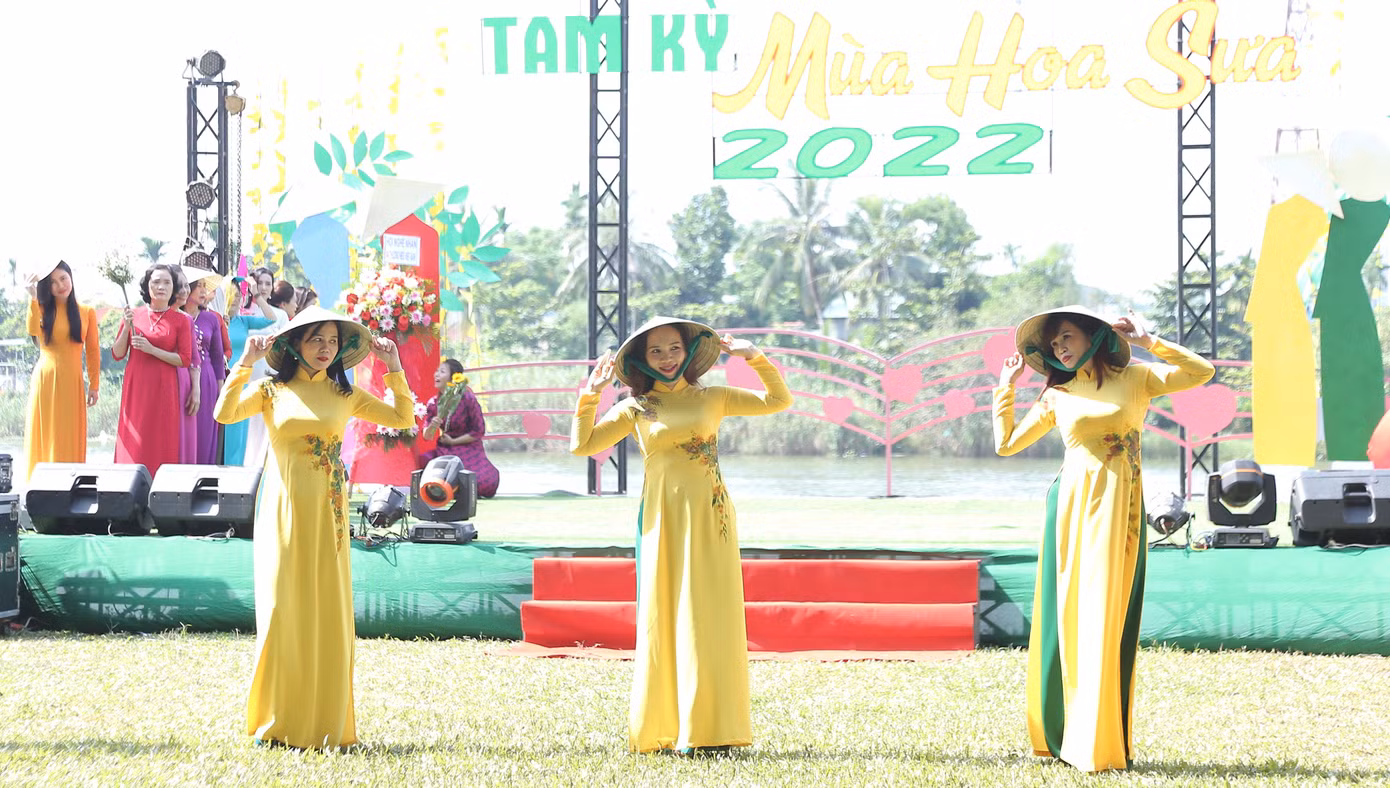 Duyên dáng bên tà áo dài tại lễ hội. Duyên dáng bên tà áo dài tại lễ hội.