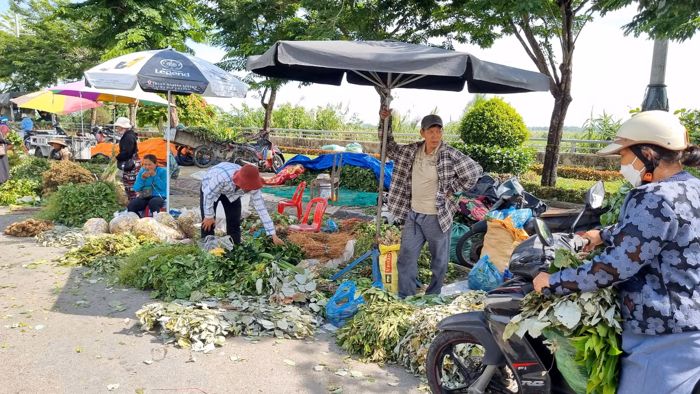 Theo quan niệm của người dân địa phương, vào đúng 12 giờ trưa ngày 5/5 âm lịch, người ta lấy nhiều loại lá rừng chặt nhỏ phơi khô làm nước uống.