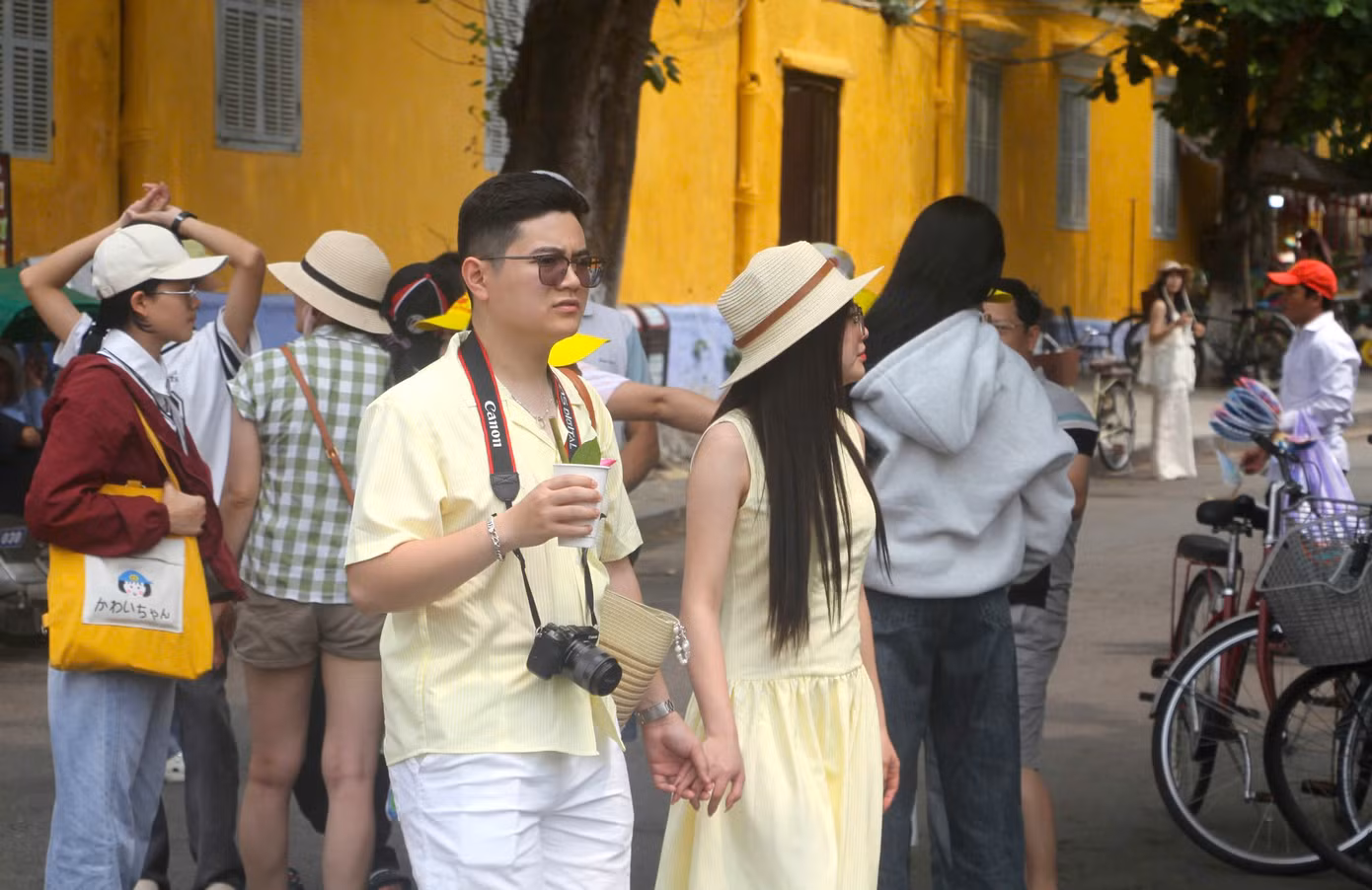 Nhiều cặp đôi nắm tay nhau cùng sánh bước trên các tuyến phố Trần Phú, Bạch Đằng, Phan Chu Trinh… và cùng lưu lại những khoảnh khắc đáng nhớ của kỳ nghỉ lễ. Các điểm tham quan nổi tiếng như Chùa Cầu, cầu An Hội cũng hút khách. Quán cà phê lân cận điểm tham quan chật cứng khách dừng chân thưởng thức.