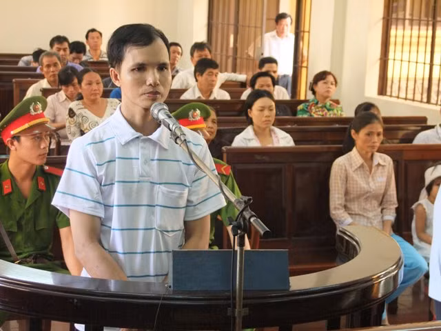 Nguyễn Hữu Hưng trước vành móng ngựa