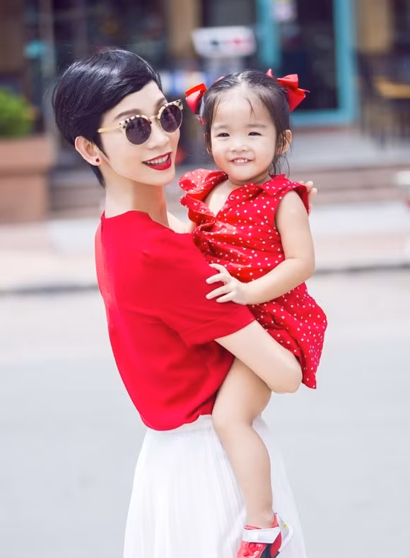 Những sao Việt sinh con muộn màng ảnh 4