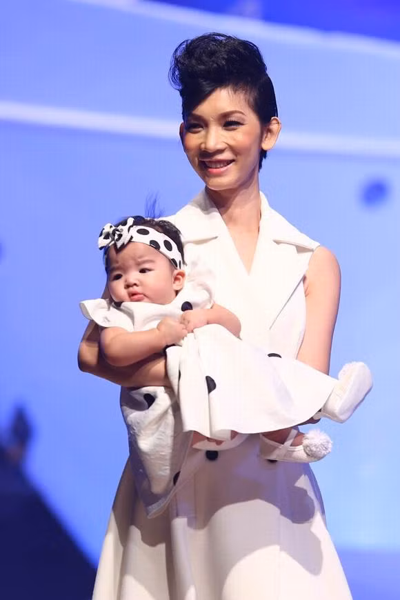 Những sao Việt sinh con muộn màng ảnh 5