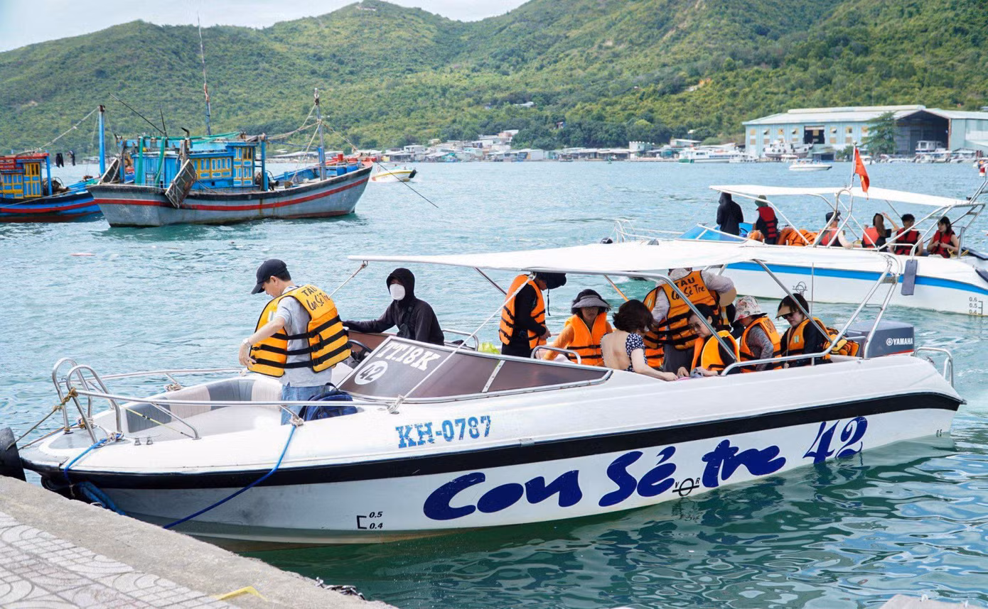 Du khách đi chơi tour biển đảo ở Nha Trang (Ảnh: Xuân Hoát).