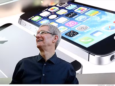 Apple cho biết, hãng đã bán được 33,8 triệu chiếc điện thoại thông minh iPhone trong quý 3, cao hơn mức ước tính 32 triệu máy của các nhà phân tích - Ảnh: CNN.