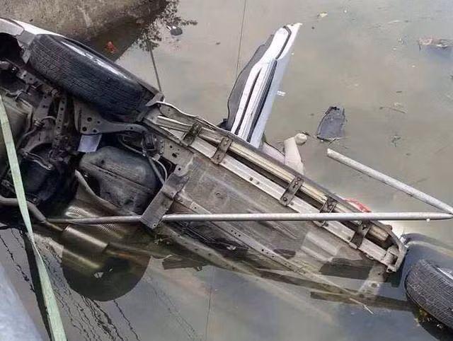 Chiếc xe ô tô tại hiện trường.