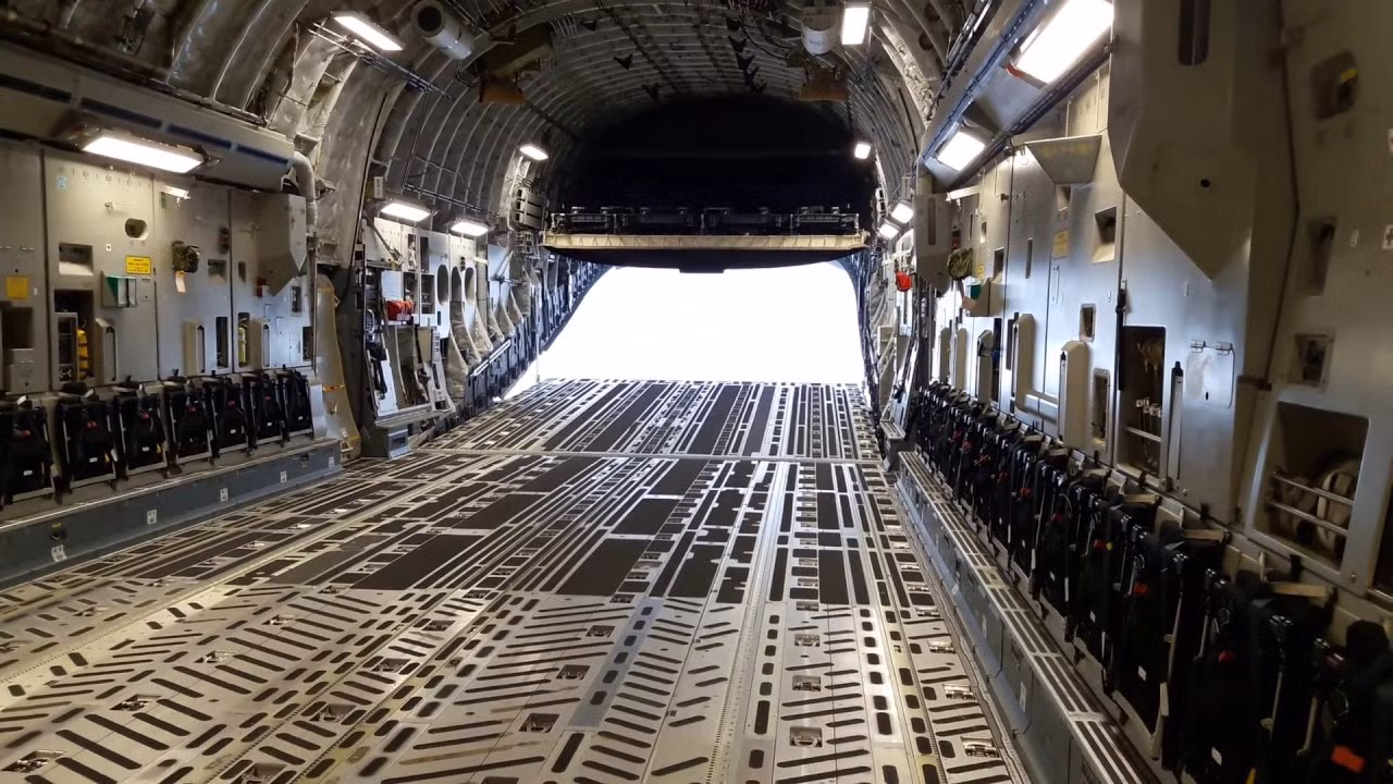 Khoang rộng cho phép C-17 Globemaster III có thể chở theo 1 xe tăng chiến đấu chủ lực M1 Abrams, 3 xe bọc thép Stryker, 6 xe bọc thép nhẹ M117, 2 trực thăng và một số thiết bị quân sự khác.